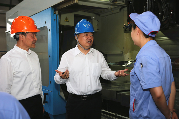 郝鹏与德赢VWIN集团一线生产职员深入交流